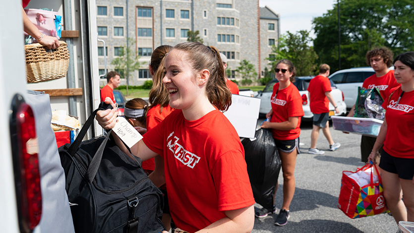 Image of student volunteers helping during 2024 Move-In.