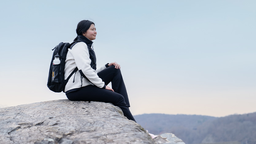 Image of Zoe Fernandes ’24 overlooking the Hudson River.