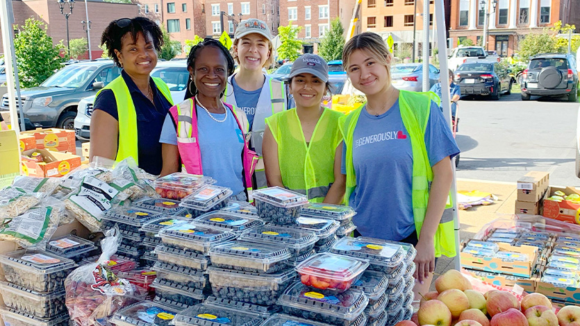 Image of Ivory Unga '26 working with other Dutchess Outreach members.
