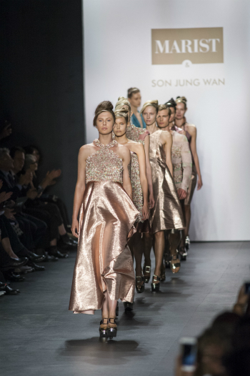 Image of Ireland Baldwin leading models down the runway