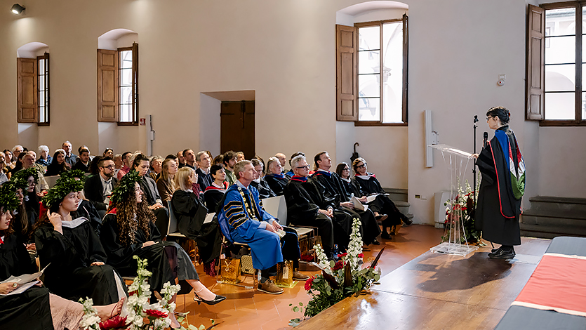 Image of Lorenzo de’ Medici President Carla Guarducci speaking to Class of 2026.