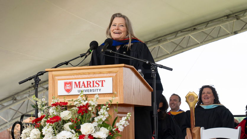 Image of Pulitzer Prize winning author Jennifer Egan addressing graduates.