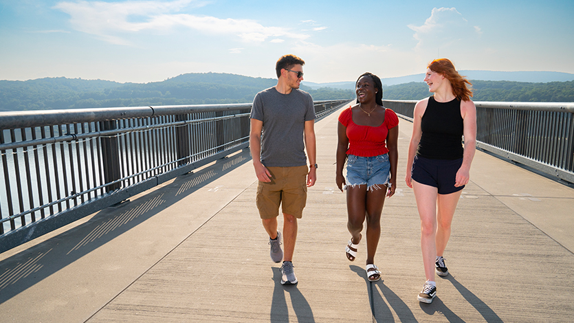 Image of Marist students on the Walkway Over the Hudson.