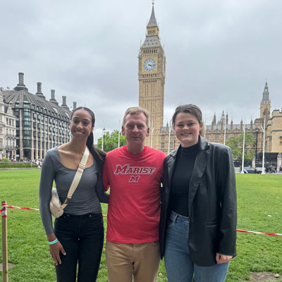 Image of Marist University students on an abroad class extension trip to Iceland.